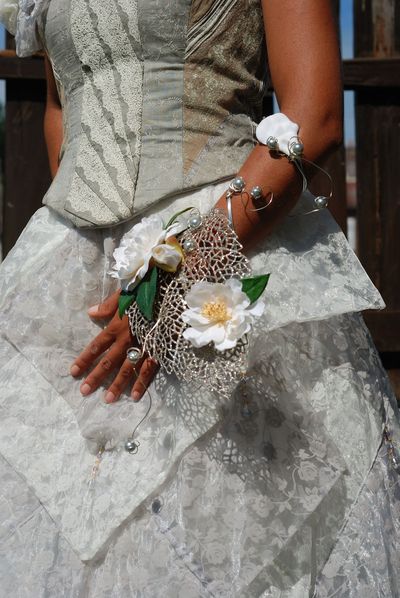 Bouquet de mariée et de demoiselle d'honneur dans les tons noir et blanc, comme la robe de mariée.